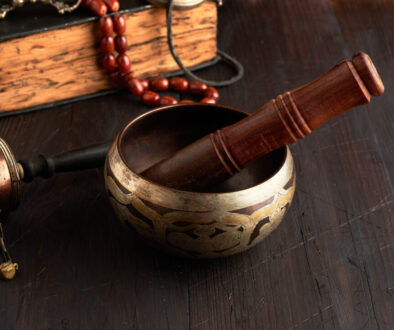 Tibetische Klangschalen zur Entspannung spielen